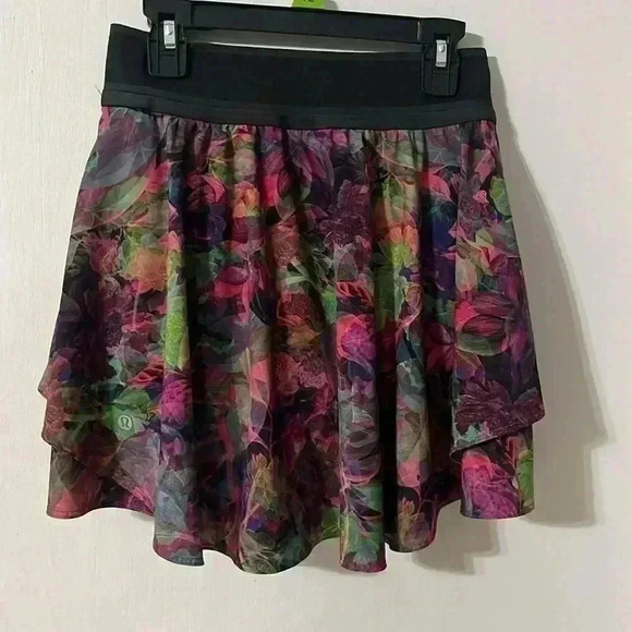 Lululemon Side-Pleat High-Rise Skirt
Vivid Floral Tone Multi / Graphite Grey - Picture 5 of 10